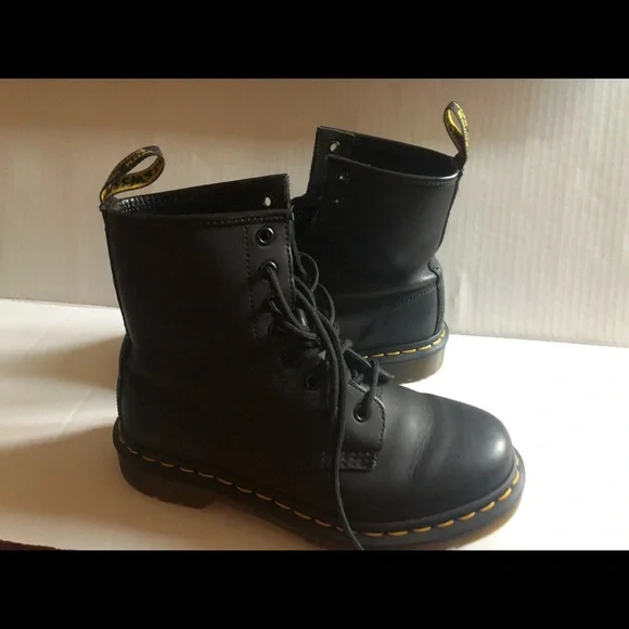 Women’s pre-loved - Dr. Martens - 1460 Greasy Leather lace-up boots. Size 6 - Picture 3 of 16